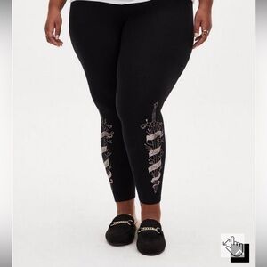 EUC Torrid x Outlander Fraser Sword 'Je Suis Prest' Black Crop Legging sz. 1